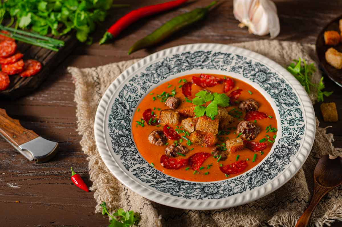 Recept na hovězí guláš z kližky s Křečkovou Zámeckou paprikovou klobásou