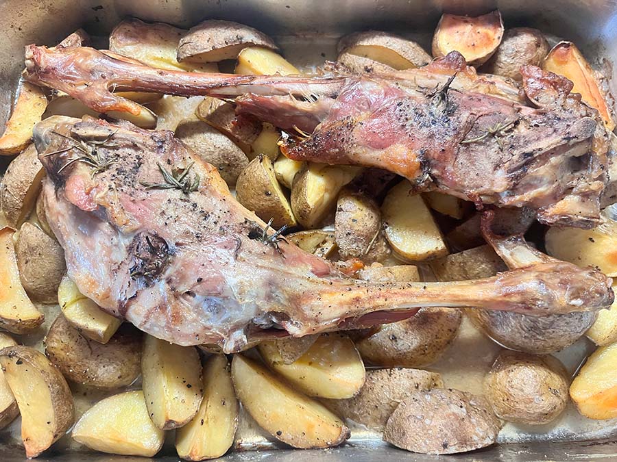 RECEPT: Kůzlečí pečeně s bramborami