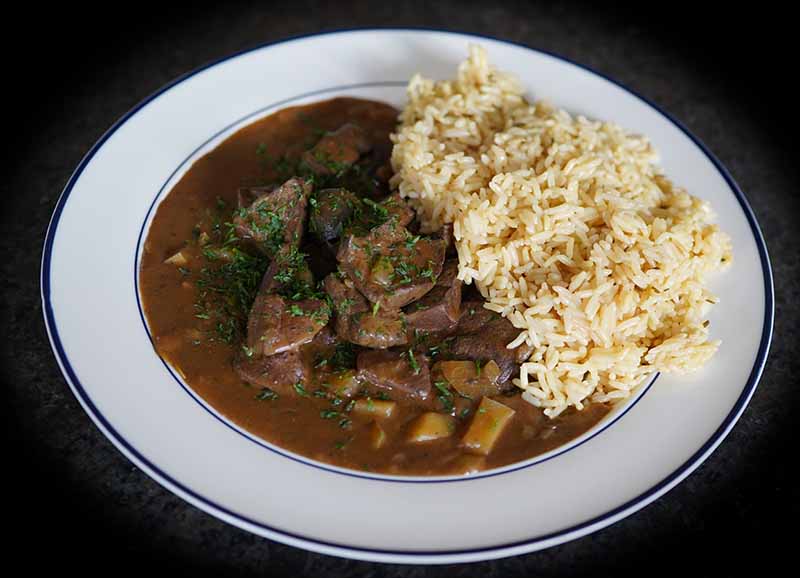RECEPT: Šťavnaté ledvinky na cibulce s voňavou slaninou